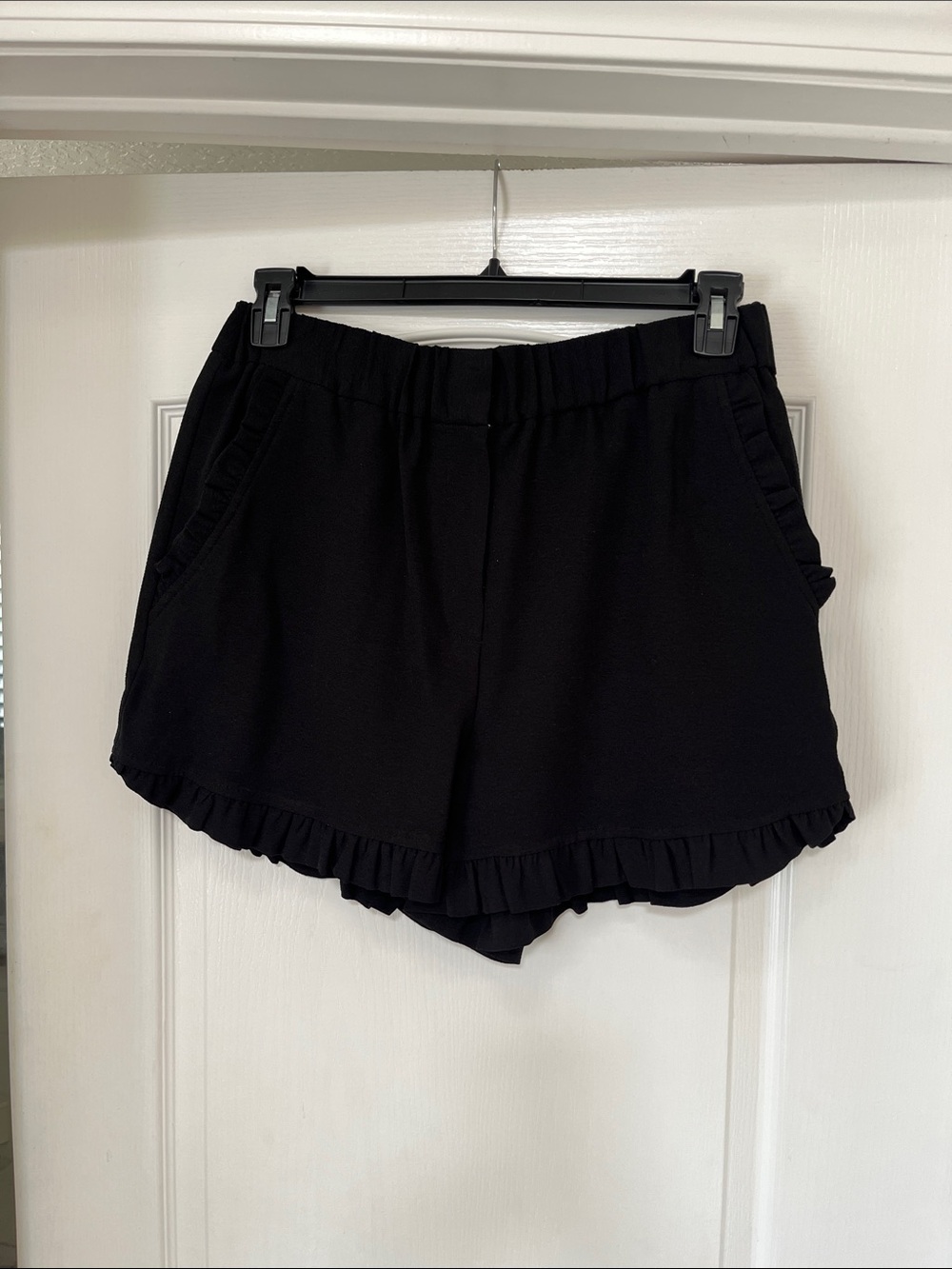 Cece Women’s Black Ruffle Hem Shorts, M